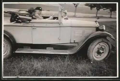 Fotografie Auto Adler Cabrio, betagter Herr steuert offenen PKW