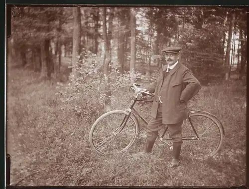 Fotografie Radfahrer mit Fahrrad - Velo im Wald