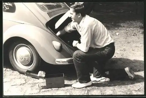 Fotografie Auto VW Käfer, Mann fummelt am Motor des Volkswagen herum