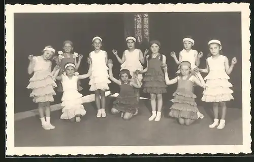 Fotografie Mädchen im Rüschenkleid während einer Theatervorführung auf einer Bühne