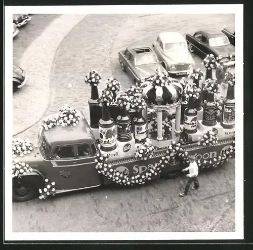 Fotografie Lastwagen, LKW geschmückt mit Reklame der Firma Hero Perl