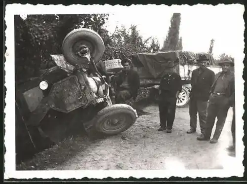 Fotografie Lastwagen Fiat, LKW liegt nach einem Unfall im Graben