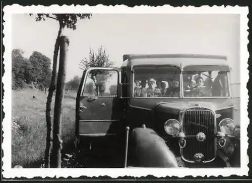 Fotografie Bus Opel Blitz, Omnibus - Reisebus während einer Rast