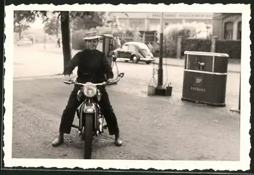 Fotografie Motorrad, Dame mit Hut auf Krad sitzend, BP-Tankstelle in Berlin-Tegel