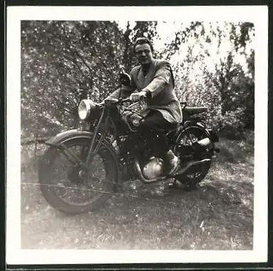 Fotografie Motorrad NSU, Bursche im Anzug auf Krad sitzend
