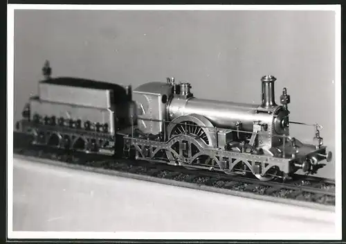 Fotografie Modell-Eisenbahn, Bulkeley Dampflok englische Breitspurlokomotive von 1858 im Massstab 1:45