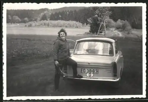 Fotografie Auto Sachsenring Trabant, glückliche Dame nebst PKW
