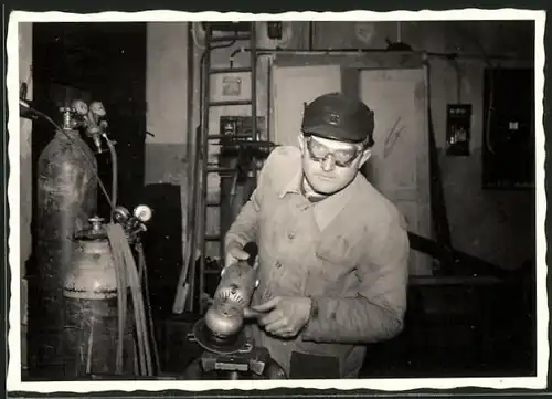 Fotografie Schlosser mit Trennschleifer bei der Arbeit