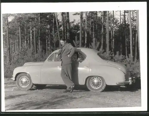 Fotografie Auto, Fahhrer im Anzug an Limousine lehnend