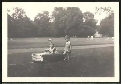 Fotografie Knaben spielen mit Tretauto - Seifenkiste, Spielzeug-Auto