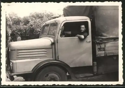 Fotografie Lastwagen IFA, Fahrer steuert LKW-Pritsche