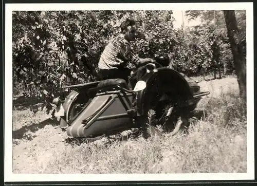 Fotografie Motorrad mit Seitenwagen, Krad-Gespann