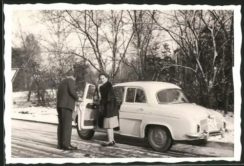 Fotografie Auto Renault Dauphine, Hausfrau steigt in PKW