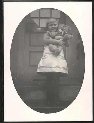 Fotografie niedliches Mädchen mit Teddybär im Arm