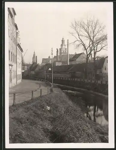 Fotografie unbekannter Fotograf, Ansicht Döbeln, Flusslauf mit Blick zum Rathaus