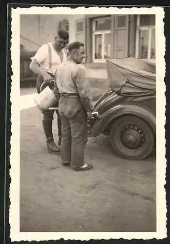 Fotografie unbekannter Fotograf, Ansicht Webenheim, Männer betanken Auto Cabriolet