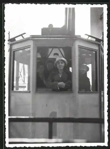 Fotografie hübsche junge Dame im Strassenbahn-Waggon nebenan