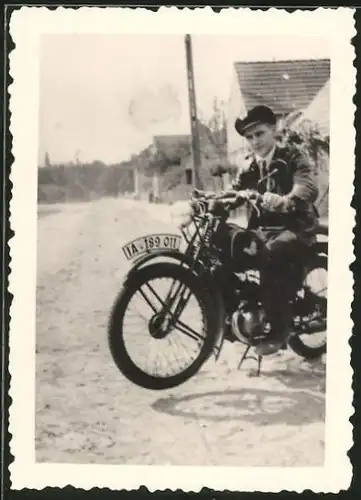 Fotografie Motorrad, Bursche in Uniform auf Krad sitzend, Kennzeichen IA-189011
