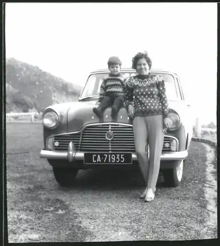Fotografie Auto Ford Zephyr, Mutter & Sohn posieren vor dem PKW