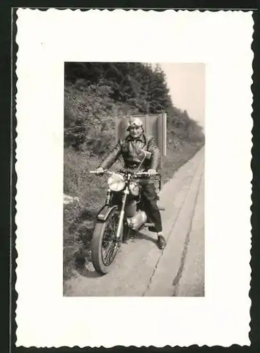 Fotografie Motorrad Panther, Fahrer mit Schutzbrille & Lederjacke