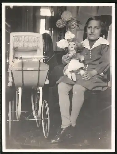 Fotografie glückliches Mädchen mit Puppe & Puppenwagen
