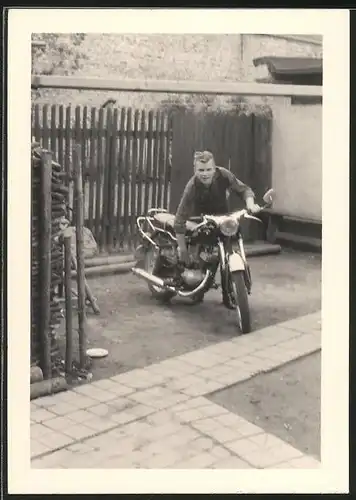 Fotografie Motorrad AWO, Bursche mit seinem Krad