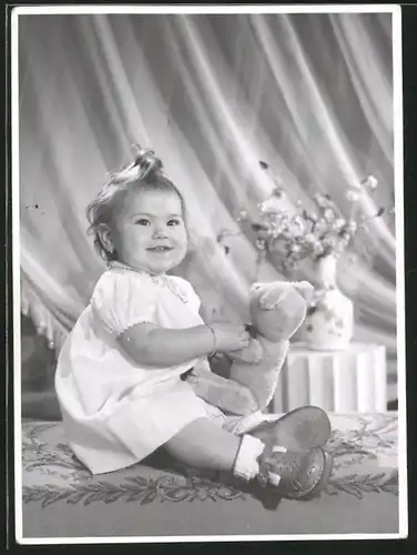 Fotografie glückliches Baby mit Teddybär
