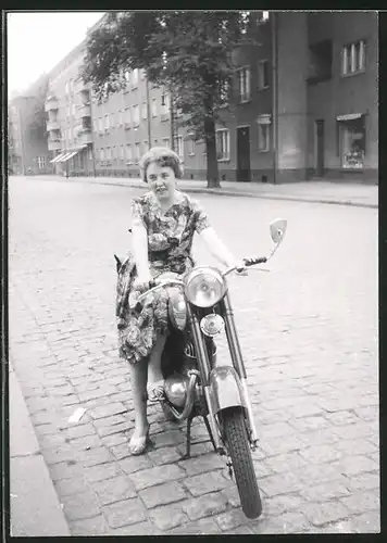 Fotografie Motorrad Jawa, Dame im Sommerkleid auf Krad sitzend