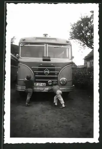 Fotografie Bus IFA, Knaben schieben Omnibus - Linienbus