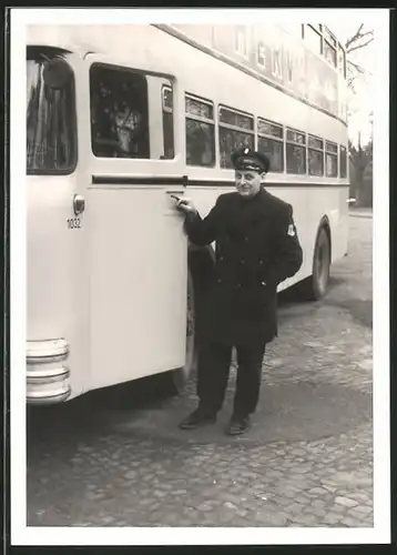 Fotografie Bus Büssing, Busfahrer der BVG in Berlin steigt in Doppeldecker-Linienbus