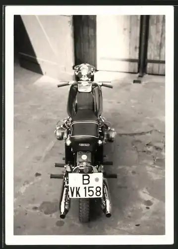 Fotografie Motorrad BMW, Krad mit Boxermotor und Kennzeichen Berlin