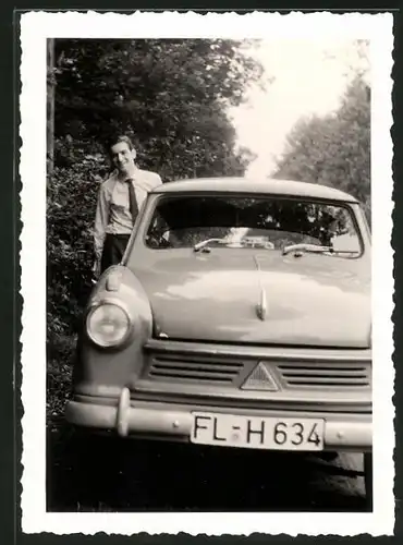 Fotografie Auto Lloyd, junger Mann neben seinem PKW
