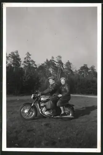 Fotografie Motorrad Puch, Paar während einer Ausfahrt mit dem Krad