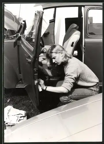 Fotografie Auto VW Käfer, Blondine repariert Türpappe des Volkswagen