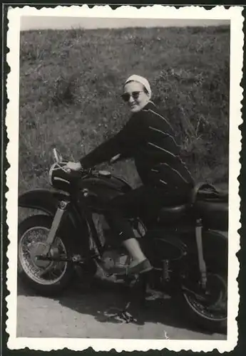 Fotografie Motorrad MZ-ES, Dame mit Sonnenbrille auf Krad sitzend