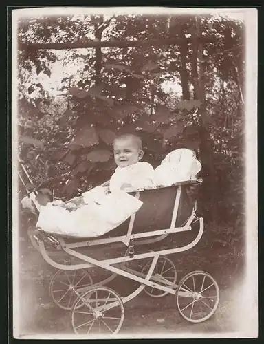 Fotografie Baby im Kinderwagen liegend