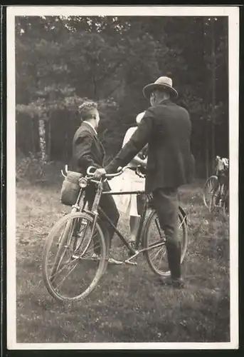 Fotografie Paare mit Fahrrad - Velo während einer Sonntagsausfahrt 1931