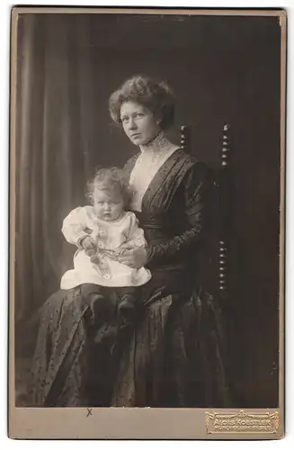 Fotografie Alois Koestler, München, Bürkleinstrasse 10, Portrait bürgerliche Dame mit Kleinkind auf dem Schoss