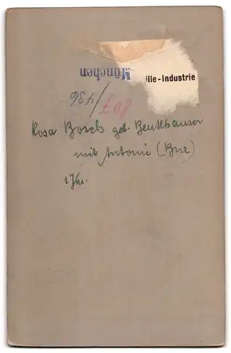 Fotografie Alois Koestler, München, Bürkleinstrasse 10, Portrait bürgerliche Dame mit Kleinkind auf dem Schoss