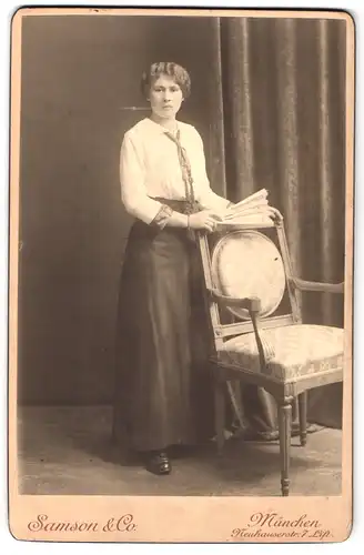 Fotografie Samson & Co., München, Neuhauserstrasse 7, Portrait modisch gekleidete Dame mit Fächer