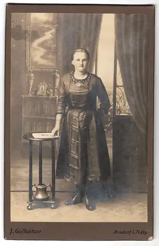 Fotografie J. Gollwitzer, Arnstorf i. Ndby., Portrait junge Dame im modischen Kleid