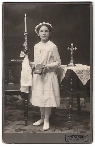 Fotografie Richard Schlüter, Neuburg a /D., Portrait junges Mädchen im weissen Kleid mit Kerze und Gebetsbuch