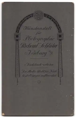 Fotografie Richard Schlüter, Neuburg a /D., Portrait junges Mädchen im weissen Kleid mit Kerze und Gebetsbuch