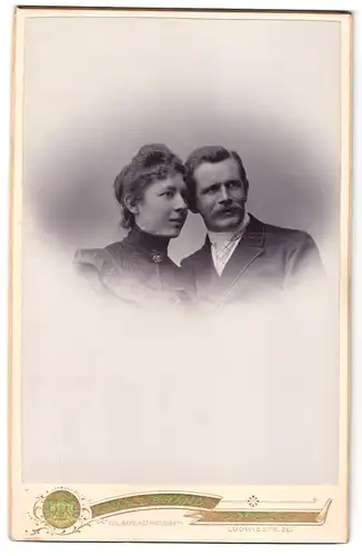 Fotografie Hans Brand, Bayreuth, Ludwigstrasse 26, Portrait junges Paar in modischer Kleidung