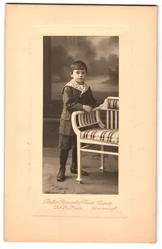 Fotografie Frz. Nössler, Leipzig, Peterssteinweg 17, Portrait kleiner Junge in hübscher Kleidung