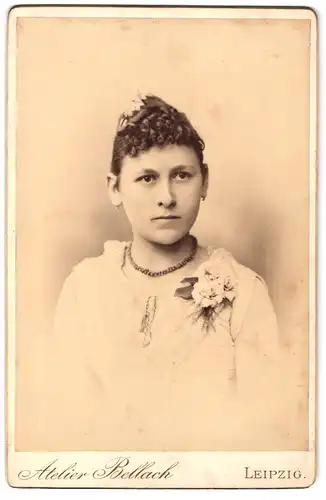 Fotografie Carl Bellach, Leipzig, Gellerststrase 12, Portrait junge Dame im Kleid mit Halskette