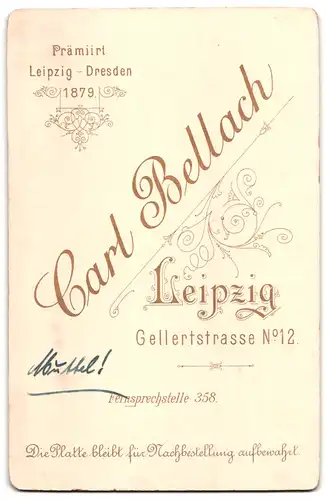 Fotografie Carl Bellach, Leipzig, Gellerststrase 12, Portrait junge Dame im Kleid mit Halskette