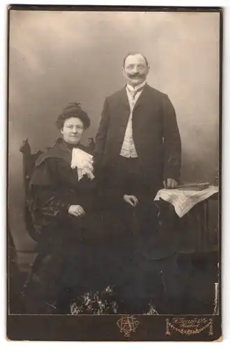 Fotografie H. Joseph & Co., Berlin-Rixdorf, Portrait bürgerliches Paar in zeitgenössischer Kleidung
