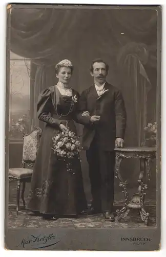 Fotografie Max Ketzler, Innsbruck-Wilten, Heiliggeiststrasse 9, Portrait junges Paar in hübscher Kleidung mit Blumen