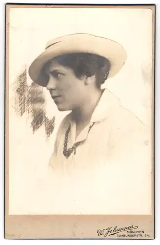 Fotografie W. Johannes, München, Tumblingerstrasse 34, Portrait junge Dame in weisser Bluse mit Halskette